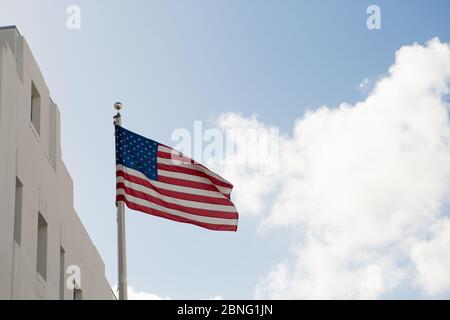 Drapeau américain agitant contre le ciel bleu. Banque D'Images