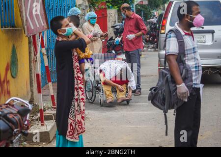 Dhaka, Bangladesh. 13 mai 2020. Les bangladais portant des masques pour le visage par mesure de précaution, attendent dans la file d'attente pendant les tests. L'hôpital universitaire de médecine de Bangabandhu Sheikh Mujib effectue 19 tests sur les bangladais, le ministère de la Santé ayant enregistré 19904 cas confirmés, 3361 cas récupérés et 297 décès par le virus corona. Crédit : SOPA Images Limited/Alamy Live News Banque D'Images