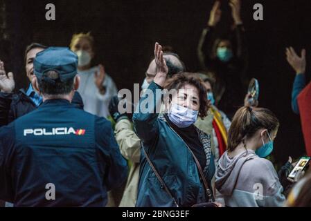 Madrid, Espagne. 14 mai 2020. Une femme crie des slogans devant un policier pendant la manifestation. Les habitants du quartier chic de Salamanca protestent contre la gestion par le gouvernement de la crise du coronavirus. Certaines parties de l'Espagne ont entamé la transition de la phase 1 depuis leur blocage du coronavirus, ce qui permet à de nombreux magasins de rouvrir, ainsi qu'aux restaurants servant des clients en plein air, mais les endroits les plus touchés par le Covid-19, comme Madrid et Barcelone, restent dans une quarantaine de phase 0 plus stricte. Crédit : SOPA Images Limited/Alamy Live News Banque D'Images