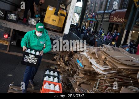 New York, États-Unis. 14 mai 2020. Un chef transporte du lait donné par Bethel Creamery sur un site de distribution alimentaire dans le quartier de Brooklyn, New York, États-Unis, le 14 mai 2020. Le nombre de demandes initiales de prestations sans emploi aux États-Unis s'élevait à 2,981,000 la semaine dernière. Crédit: Michael Nagle/Xinhua/Alay Live News Banque D'Images