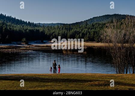 Belle vue du père avec ses filles profitant de la vue de Gerede, Karapazar, Tukey Banque D'Images
