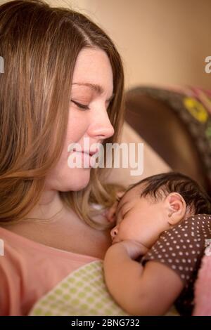 Portrait d'une mère tenant un bébé nouveau-né. Banque D'Images