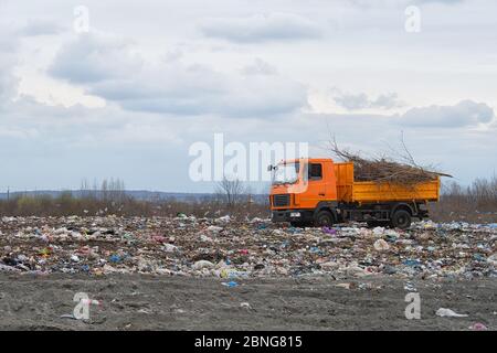 Décharger les déchets d'un camion dans une décharge Banque D'Images