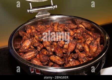 Une grande portion d'ailes de poulet frites empilées sur un plateau de buffet Banque D'Images