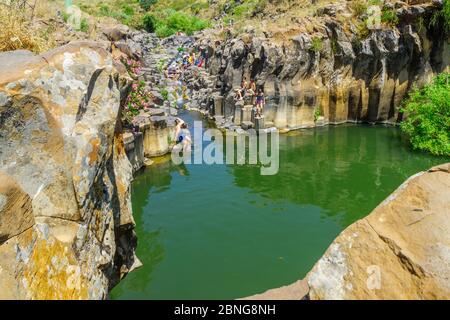 Qatsren, Israël - 12 mai 2020: Vue sur la piscine des piliers hexagonaux de Zavitan, avec baignade des visiteurs, dans la réserve naturelle de la forêt de Yehudiya, la hauteur du Golan Banque D'Images