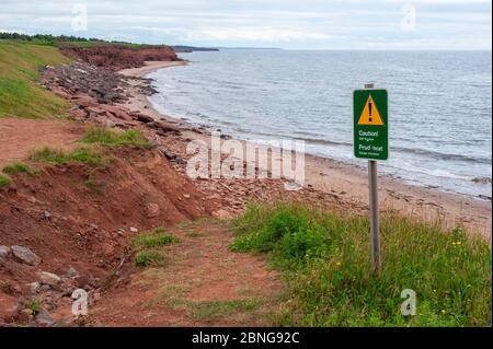 Attention ! Un panneau d’avertissement d’érosion de la falaise est affiché sur la rive nord de l’Île-du-Prince-Édouard. Golfe du Saint-Laurent, Océan Atlantique. Parc national de l'Î.-P.-É., Canada Banque D'Images