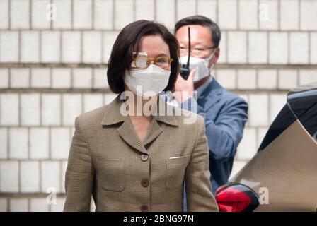 Séoul, Corée du Sud. 14 mai 2020. Chung Kyung-SIM, 14 mai 2020 : Chung Kyung-SIM, épouse de l'ancien ministre de la Justice de Corée du Sud Cho Kuk, se présente au tribunal central du district de Séoul, en Corée du Sud, alors qu'un policier la protège. Chung a assisté jeudi à une audience sur des allégations de malversations financières liées à un investissement dans un fonds de capital-investissement, ont rapporté les médias locaux. Crédit: Lee Jae-Won/AFLO/Alay Live News Banque D'Images