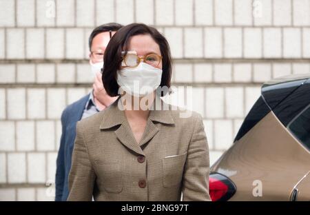 Séoul, Corée du Sud. 14 mai 2020. Chung Kyung-SIM, 14 mai 2020 : Chung Kyung-SIM, épouse de l'ancien ministre de la Justice de Corée du Sud Cho Kuk, se présente au tribunal central du district de Séoul, en Corée du Sud, alors qu'un policier la protège. Chung a assisté jeudi à une audience sur des allégations de malversations financières liées à un investissement dans un fonds de capital-investissement, ont rapporté les médias locaux. Crédit: Lee Jae-Won/AFLO/Alay Live News Banque D'Images