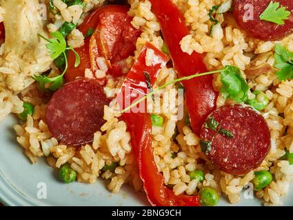 Poulet et jambalaya chorizo, recette de riz d'inspiration cajun avec saucisse espagnole épicée, poivrons doux et tomates. Banque D'Images