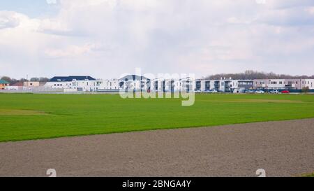 Vamosszabadi Gyor Hongrie, 03 31 2020: Vue du parc résidentiel de Pacsirta (Hongrois: Pacsirta Lakopark) de loin. Banque D'Images