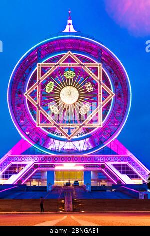 25 avril 2020; Ashgabat, Turkménistan; Ferris Wheel Alem couvert la nuit Banque D'Images