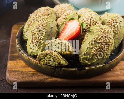 Biscuits matcha madeleine avec glaçage au chocolat Banque D'Images