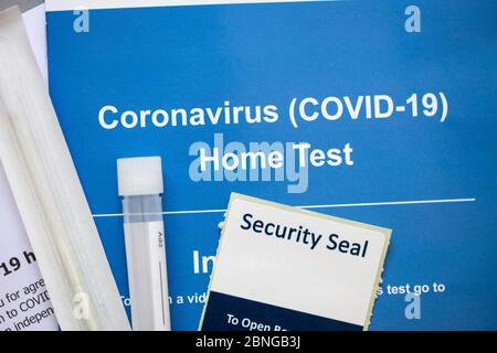 Kit de test à domicile du coronavirus Covid-19 avec écouvillon et tube à essai Banque D'Images