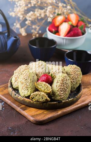 Biscuits matcha madeleine avec glaçage au chocolat Banque D'Images