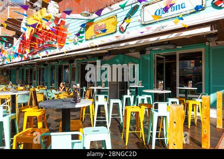 Benidorm, Espagne - 25 février 2020: Bar vide dans la station balnéaire espagnole de Benidorm, Alicante, Espagne Banque D'Images