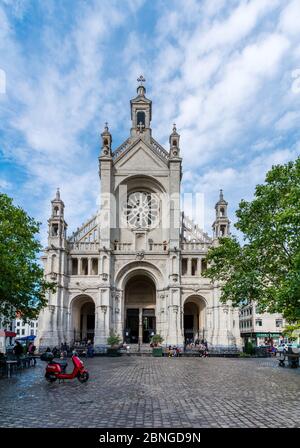 BRUXELLES, BELGIQUE - 15 juin 2019 : Église Sainte Catherine vue de l'extérieur. Certaines personnes sont assises sur les marches de l'église et un scooter est stationné Banque D'Images