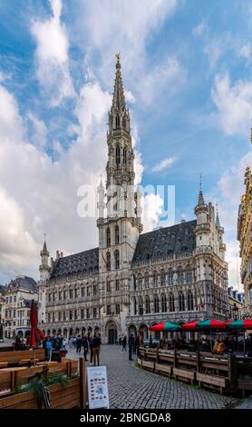 BRUXELLES, BELGIQUE - 15 juin 2019 : la Grand place de Bruxelles avec vue panoramique sur la mairie. Certains touristes marchent dans la rue. Banque D'Images