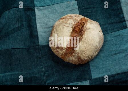 Pain de seigle noir traditionnel sur fond denim avec espace de copie. Banque D'Images