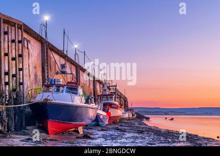 Appledore, North Devon, Angleterre. Vendredi 15 mai 2020. Météo Royaume-Uni. Au crépuscule, une rangée de bateaux de pêche borde le quai de l'estuaire de la rivière Torridge à Appledore, dans le Nord du Devon, en attendant la marée haute avant de commencer à travailler. Les gens qui sont en mesure de retourner au travail étant encouragés à le faire, les pêcheurs d'Appledore ont travaillé dur tout au long de la crise pour maintenir la communauté côtière approvisionnée en poisson frais. Crédit : Terry Mathews/Alay Live News Banque D'Images