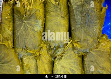 Gros plan sur les feuilles de raisin marinées. Feuilles de raisin pour la préparation de plats traditionnels orientaux et de collations sur le comptoir de bazar oriental Banque D'Images