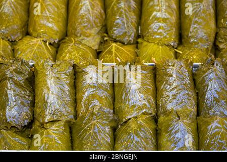 Gros plan sur les feuilles de raisin marinées. Feuilles de raisin pour la préparation de plats traditionnels orientaux et de collations sur le comptoir de bazar oriental Banque D'Images