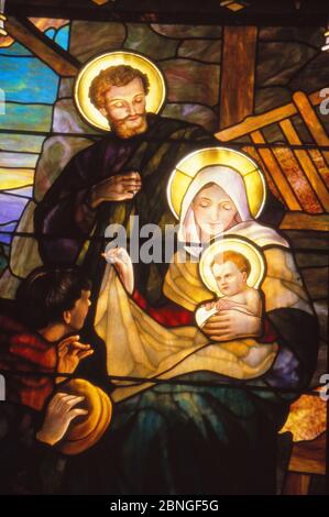 LOS ANGELES, ÉTATS-UNIS - 10 août 1989 : vitraux représentant la naissance de Jésus, la Nativité. Banque D'Images