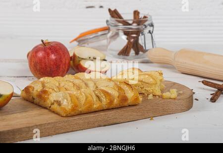 Tarte aux pommes délicieuse sur fond de bois blanc. Banque D'Images