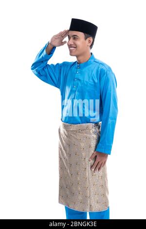 portrait d'un homme malaisien avec geste de salut sur fond blanc Banque D'Images