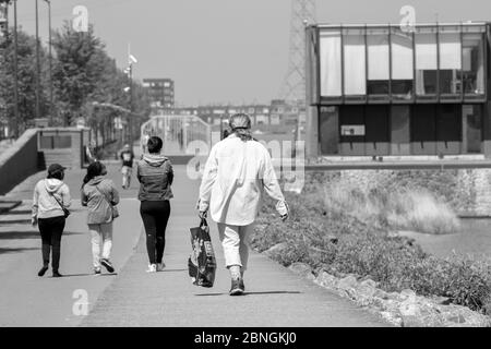 Marche le long du Bert Haanstrakade à Amsterdam, pays-Bas 2020 Banque D'Images