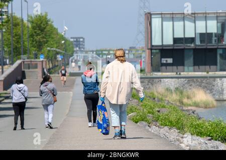 Marche le long du Bert Haanstrakade à Amsterdam, pays-Bas 2020 Banque D'Images