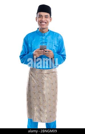 homme musulman asiatique avec téléphone portable portant koko melayu isolé sur blanc Banque D'Images