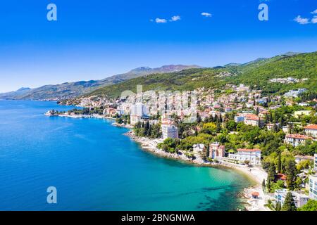 Croatie, côte Adriatique, belle ville d'Opatija et Volosko, station touristique populaire, vue aérienne sur la côte, baie de Kvarner Banque D'Images