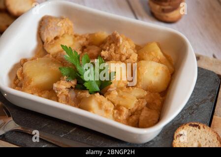 ragoût de thon et de pomme de terre appelé marmitako. Recette traditionnelle basque avec thon, pommes de terre et oignon. Cuisine espagnole Banque D'Images