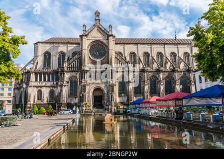 BRUXELLES, BELGIQUE - 15 juin 2019 : l'ancienne façade de l'église Sainte-Catherine, place Sainte-Catherine. Au centre de la place une grande fontaine et quelques uns Banque D'Images