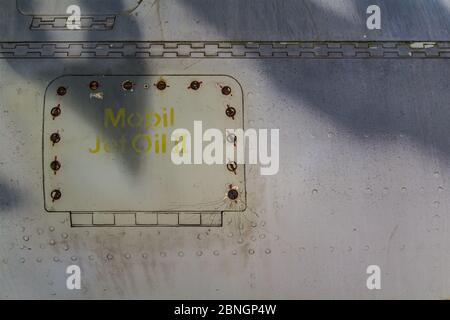 Texture de l'ancien avion à réaction avec camouflage tigre et huile de jet Mobil Banque D'Images