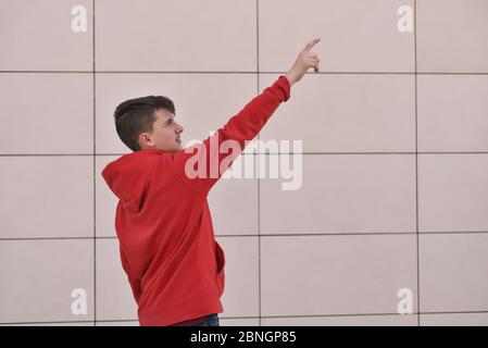 portrait d'un adolescent souriant. dressing dans une chemise rouge Banque D'Images