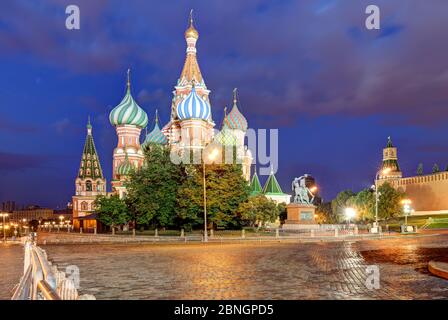 Moscou, Russie - vue sur la Place Rouge de la cathédrale Saint-Basile la nuit, personne ne Banque D'Images