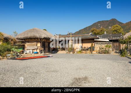 Maison traditionnelle coréenne à toit de chaume. Village agricole traditionnel dans le village populaire d'Asan Oeam, Corée du Sud. Banque D'Images