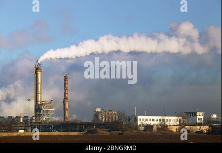 La pollution de l'air provenant de cheminées d'usine Banque D'Images