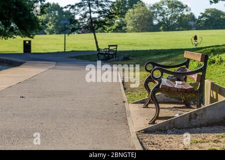 Northampton, Royaume-Uni, 15 mai 2020. Les déchets en vue d'une poubelle à 50 m de distance sont laissés sur un banc à Abington Park ce matin, car les restrictions pour la viruse Covid-19 sont levées plus de personnes sortent dans le parc et la litière est déjà en augmentation. Crédit : Keith J Smith./Alamy Live News Banque D'Images