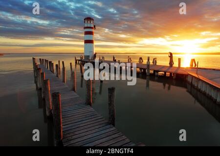 Magnifique vue sur la mer au coucher du soleil au-dessus de la tour des balises Banque D'Images