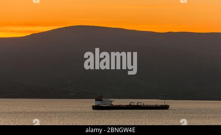 Bantry Bay, Cork, Irlande. 14 mai 2020. Le pétrolier Bonita s'est ancré dans la baie de Bantry à Cork après son arrivée de Corpus Christi aux États-Unis où elle déchargera sa cargaison de brut au terminal de pétrole de Whiddy. Le stockage est devenu de plus en plus rare, car l'épidémie de Covid-19 a dévasté la demande pétrolière dans le monde entier. Le terminal de Bantry peut stocker environ deux millions de barils de brut et le reste de son site de près de neuf millions de barils contient des produits raffinés. - Credit David Creedon / Alamy Live News Banque D'Images