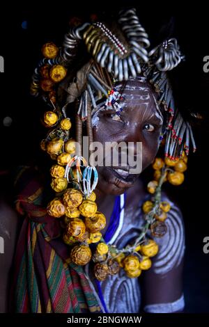 Femme portant une coiffe traditionnelle. Tribu Mursi, Mago Parc National. Vallée de l'Omo, en Ethiopie. Banque D'Images