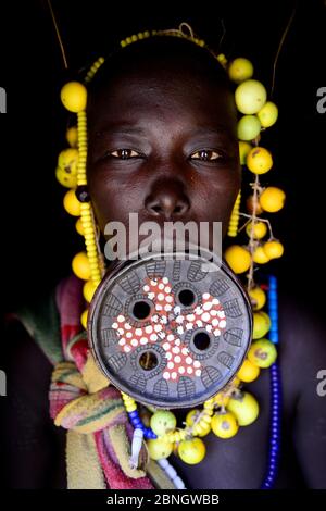 Mursi femme avec grande plaque de lèvre en argile. Parc national de Mago. Vallée d'Omo, Éthiopie. Banque D'Images