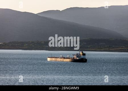 Bantry Bay, Cork, Irlande. 14 mai 2020. Le pétrolier Bonita s'est ancré dans la baie de Bantry à Cork après son arrivée de Corpus Christi aux États-Unis où elle déchargera sa cargaison de brut au terminal de pétrole de Whiddy. Le stockage est devenu de plus en plus rare, car l'épidémie de Covid-19 a dévasté la demande pétrolière dans le monde entier. Le terminal de Bantry peut stocker environ deux millions de barils de brut et le reste de son site de près de neuf millions de barils contient des produits raffinés. - Credit David Creedon / Alamy Live News Banque D'Images