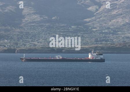 Bantry Bay, Cork, Irlande. 14 mai 2020. Le pétrolier Bonita s'est ancré dans la baie de Bantry à Cork après son arrivée de Corpus Christi aux États-Unis où elle déchargera sa cargaison de brut au terminal de pétrole de Whiddy. Le stockage est devenu de plus en plus rare, car l'épidémie de Covid-19 a dévasté la demande pétrolière dans le monde entier. Le terminal de Bantry peut stocker environ deux millions de barils de brut et le reste de son site de près de neuf millions de barils contient des produits raffinés. - Credit David Creedon / Alamy Live News Banque D'Images