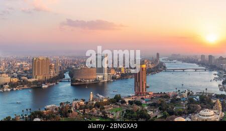 Coucher de soleil sur le Nil au centre-ville du Caire, Égypte Banque D'Images