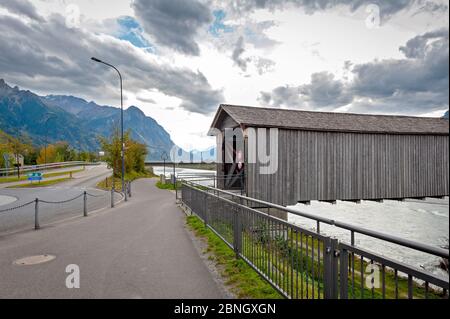 L'Alte Rheinbrücke, un ancien pont couvert en bois au-dessus du Rhin, à la frontière entre Vaduz au Liechtenstein et Sevelen en Suisse Banque D'Images