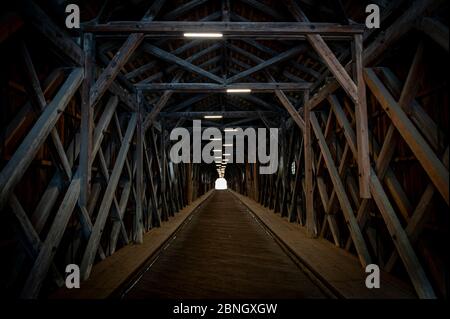 Intérieur de l'Alte Rheinbrücke, ancien pont couvert en bois sur le Rhin, à la frontière entre Vaduz au Liechtenstein et Sevelen en Suisse Banque D'Images