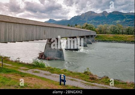 L'Alte Rheinbrücke, un ancien pont couvert en bois au-dessus du Rhin, à la frontière entre Vaduz au Liechtenstein et Sevelen en Suisse Banque D'Images